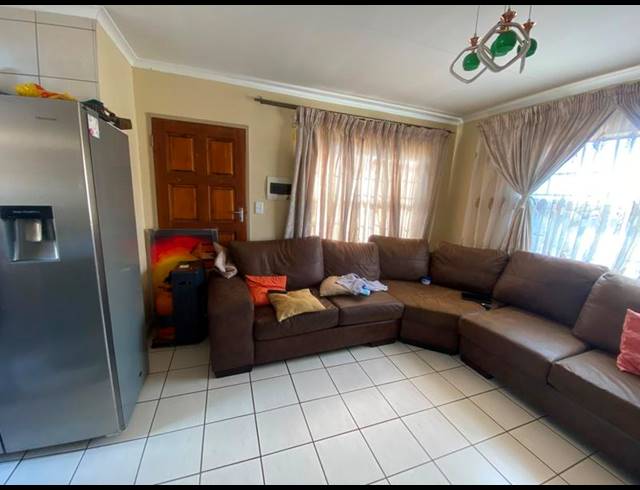 3 BEDROOM TOWNHOUSE FOR SALE IN CLAYVILLE EAST